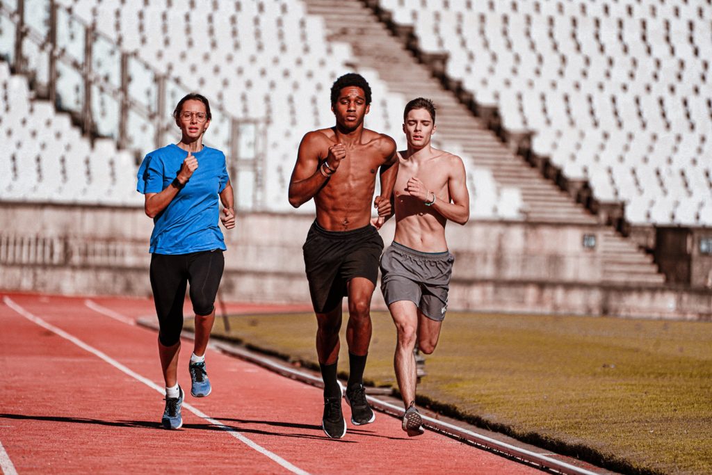 Athlètes qui courent sur un terrain d'athlétisme